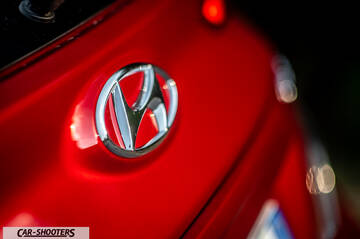 Hyundai Kona Electric 2021 – detail, emblem close-up