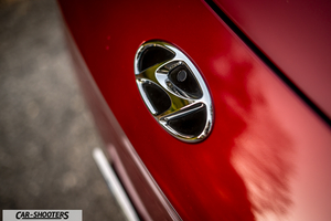 Hyundai Kona Electric 2021 – detail, emblem close-up