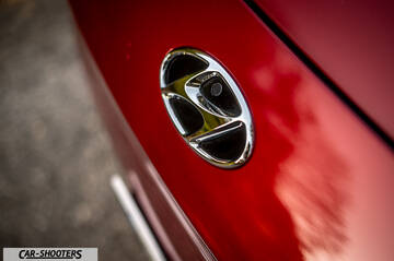Hyundai Kona Electric 2021 – detail, emblem close-up
