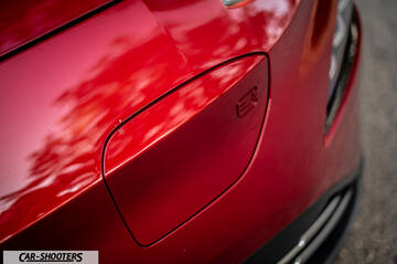 Hyundai Kona Electric 2021 – detail, charging port door close-up