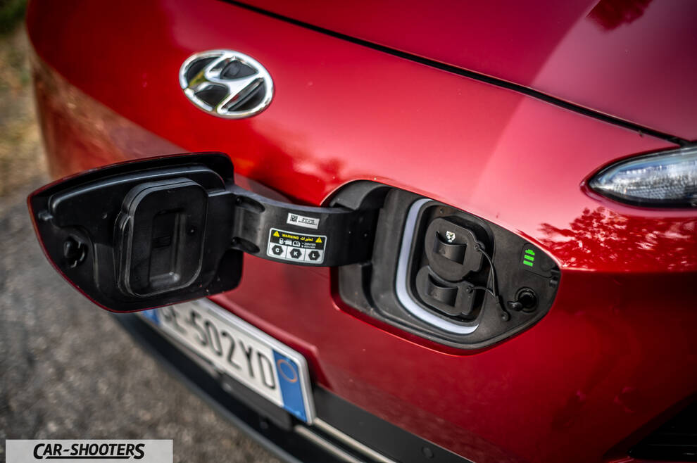 Hyundai Kona Electric 2021 – detail, charging port open close-up