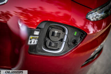 Hyundai Kona Electric 2021 – detail, charging port open close-up
