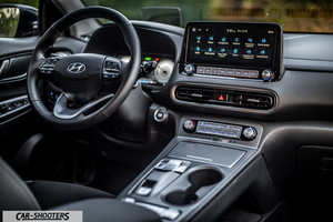 Hyundai Kona Electric 2021 – dashboard, modern infotainment screen and steering wheel