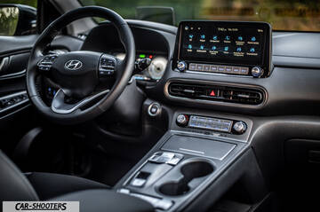 Hyundai Kona Electric 2021 – dashboard, modern infotainment screen and steering wheel