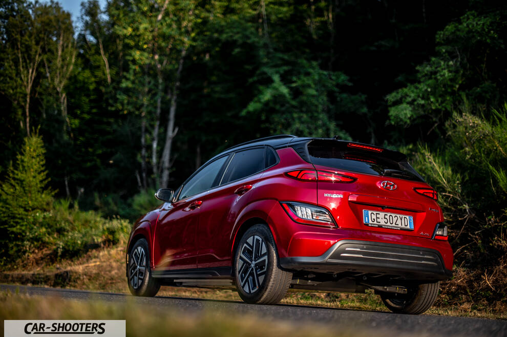 Hyundai Kona Electric 2021 – rear three-quarter, red on a country road