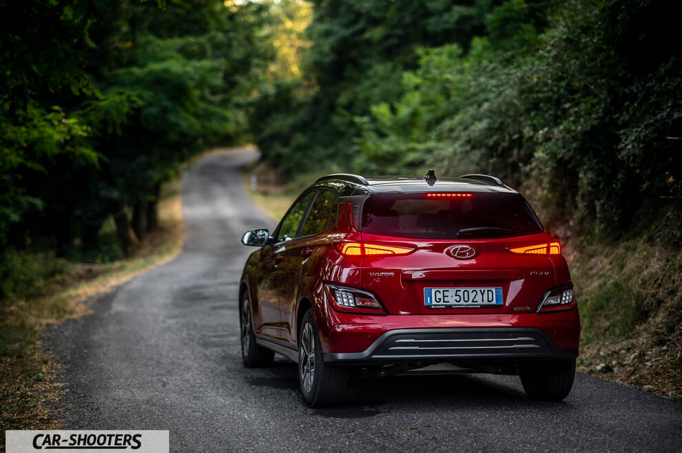 Hyundai Kona Electric 2021 – rear three-quarter, red on a country road