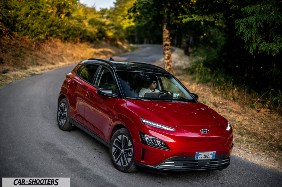 Hyundai Kona Electric 2021 – front three-quarter, red on a country road