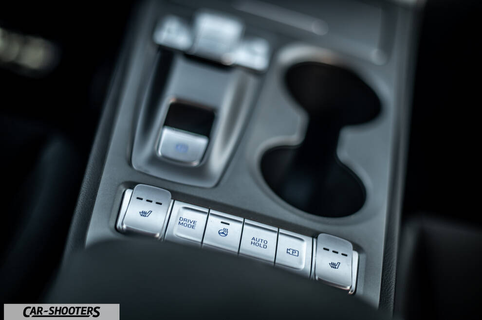 Hyundai Kona Electric 2021 – interior, center console close up