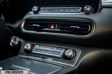 Hyundai Kona Electric 2021 – dashboard, center console and air vents