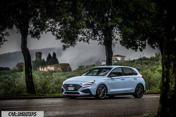 Hyundai i30N &ndash; front three-quarter, light blue on a country road