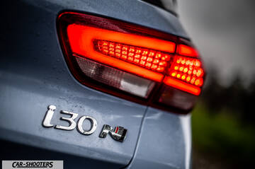 Hyundai i30N – detail, taillight and badge close-up