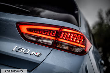 Hyundai i30N – detail, taillight and badge close-up