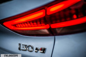 Hyundai i30N – detail, rear taillight and badge close-up