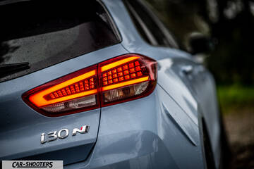 Hyundai i30N – rear three-quarter, light blue light blue taillight close-up