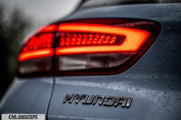 Hyundai i30N – detail, taillight and badge close-up