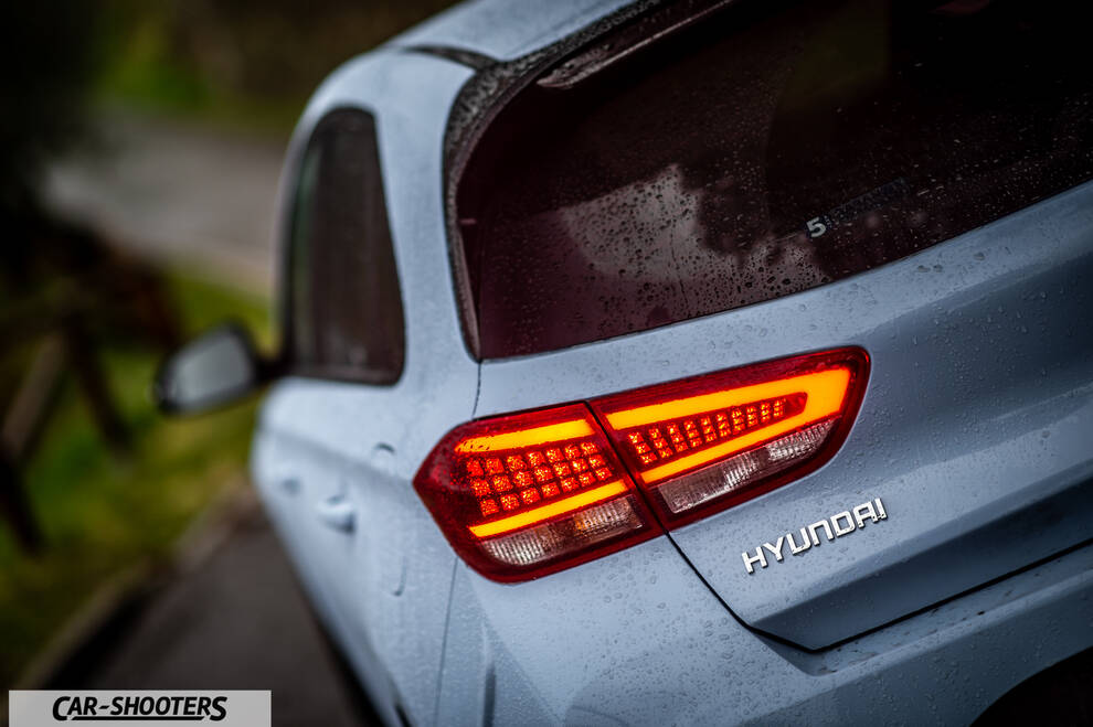 Hyundai i30N – rear three-quarter, light blue with illuminated taillight