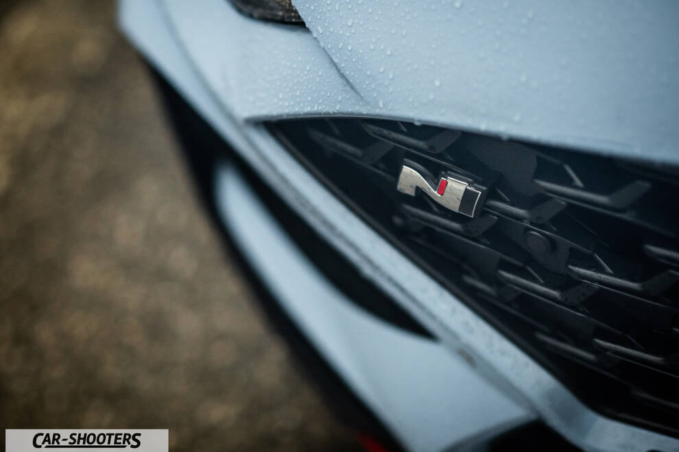 Hyundai i30N – detail, grille badge close-up