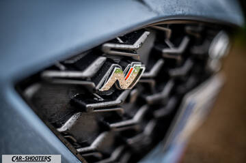 Hyundai i30N – detail, front grille emblem close-up