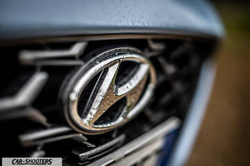 Hyundai i30N – detail, grille badge close-up