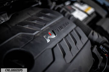 Hyundai i30N – engine bay, engine cover with turbo badge
