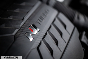 Hyundai i30N – engine bay, engine cover close-up