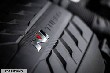Hyundai i30N – engine bay, engine cover close-up
