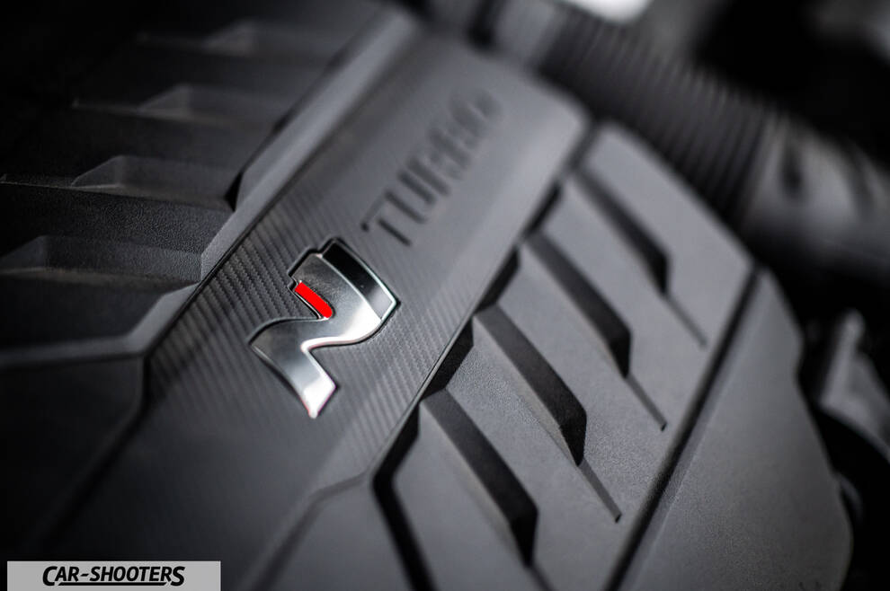 Hyundai i30N – engine bay, engine cover close-up