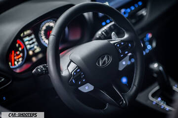Hyundai i30N – dashboard, leather steering wheel close-up