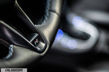 Hyundai i30N – detail, steering wheel badge close-up