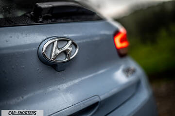 Hyundai i30N – detail, rear emblem close-up with raindrops