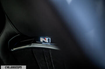 Hyundai i30N – detail, interior badge close-up