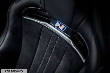 Hyundai i30N – interior, leather front seat with logo