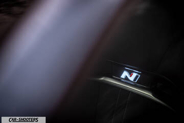 Hyundai i30N – detail, illuminated badge on a seat