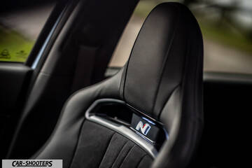 Hyundai i30N – interior, black leather front seat
