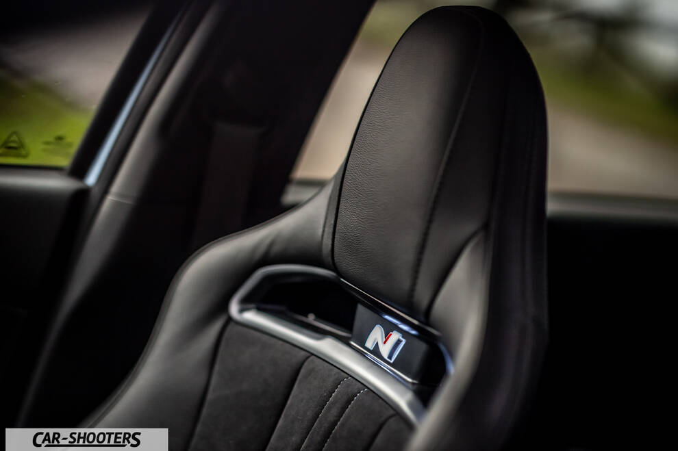 Hyundai i30N – interior, black leather front seat
