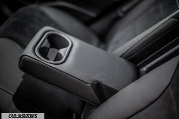 Hyundai i30N – interior, rear center armrest with cup holders