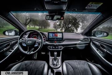 Hyundai i30N – dashboard, view through rain-covered windshield