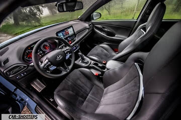 Hyundai i30N – interior, leather front seats