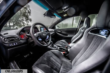 Hyundai i30N – interior, black sport seats