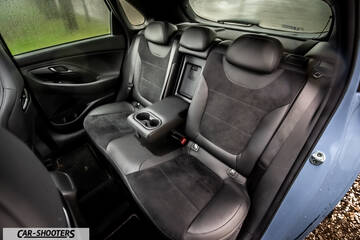 Hyundai i30N – interior, leather rear seats with center armrest