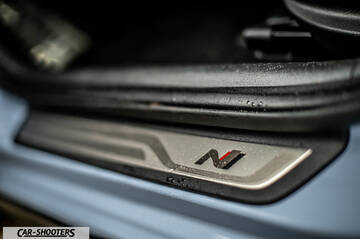 Hyundai i30N – detail, door sill plate close-up