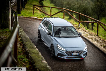 Hyundai i30N – front three-quarter, light blue on a country road