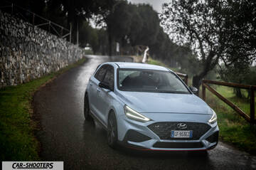 Hyundai i30N – front three-quarter, light blue on a wet country road