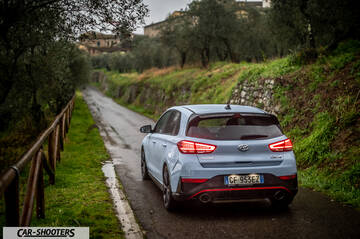 Hyundai i30N – rear three-quarter, light blue on a country road