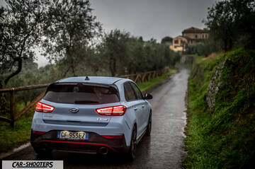 Hyundai i30N – rear three-quarter, light blue on a country road