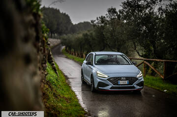 Hyundai i30N – front three-quarter, light blue on a country road