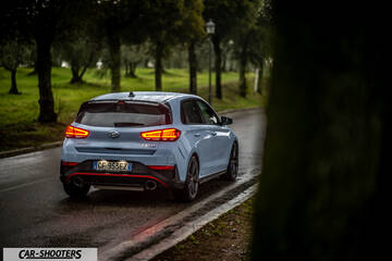 Hyundai i30N – rear three-quarter, light blue on a wet road