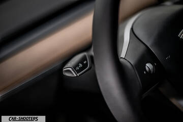 Tesla Model Y – dashboard, steering column stalk close-up