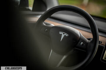 Tesla Model Y – dashboard, steering wheel close-up