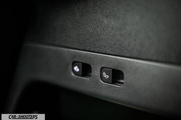 Tesla Model Y – detail, interior seat release buttons